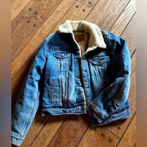 Women’s Levi sherpa lined Jean jacket.